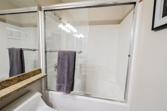 Building Photo - Fully Furnished - Turn Key - Short Term 31days+ - Sleeps up to 7