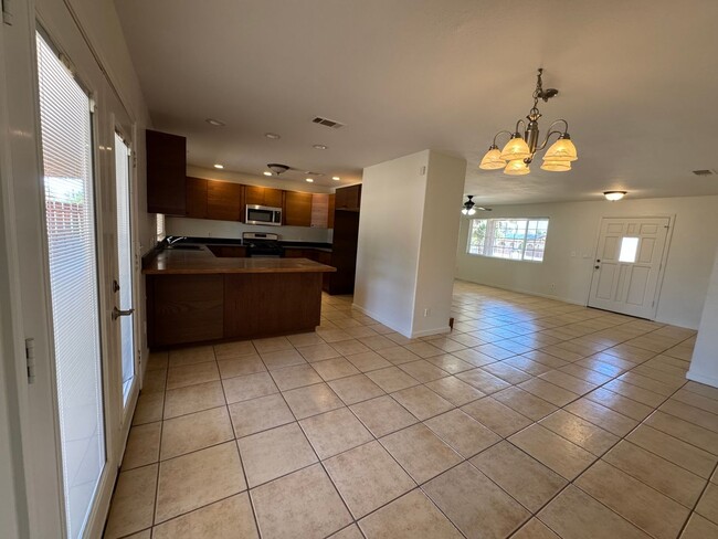 Building Photo - Hesperia Home on The Mesa