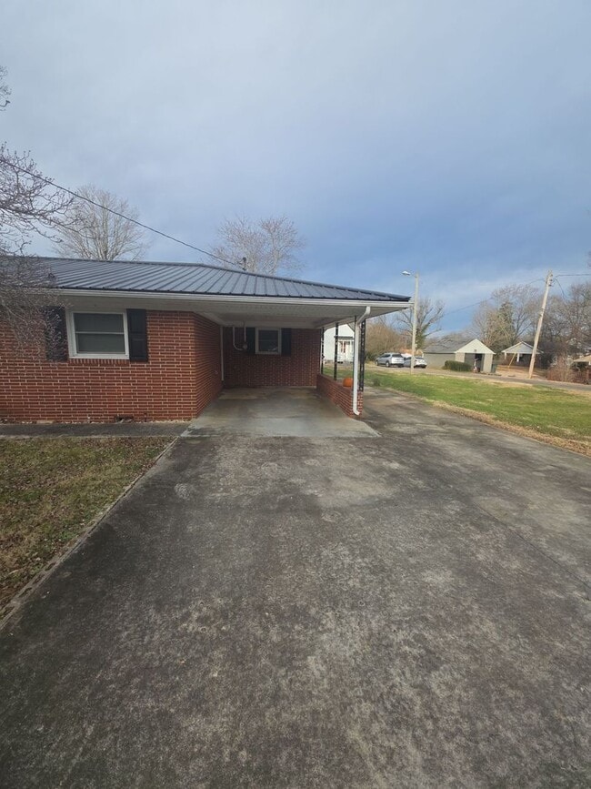 Building Photo - 3-Bedroom Home with Fireplace and Covered Patio in Sparta
