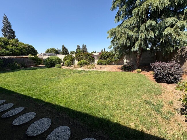 Building Photo - Beautiful Home with solar Rent Ready!