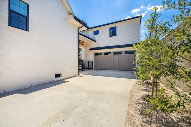 Building Photo - 3115 Castlewood St