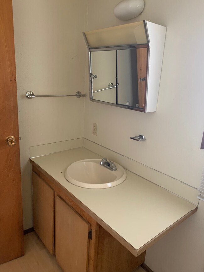 Building Photo - Custom 3 Bedroom Home for Rent