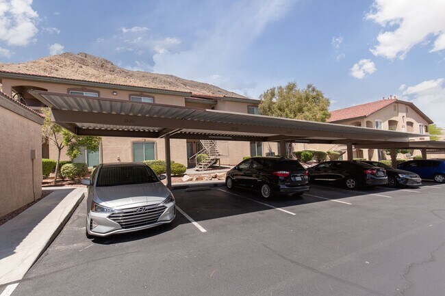 Building Photo - 1st floor two bedroom in upscale NW commun...