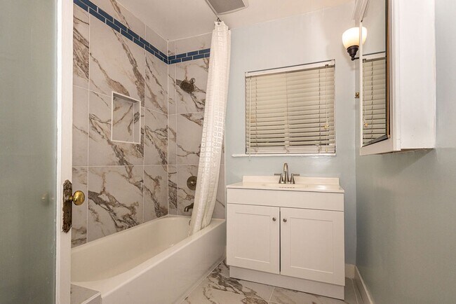 Building Photo - Warm & Welcoming Home Near Melrose with Room to Live, Work & Create