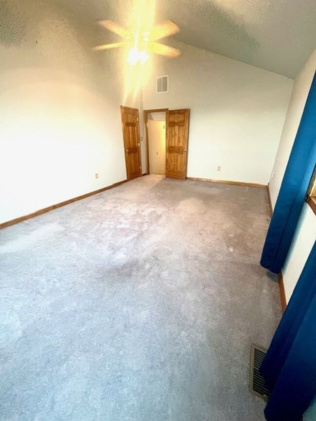 Building Photo - Gorgeous Water Front Home with Beach Access