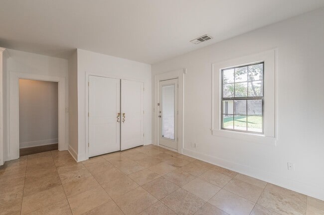 Building Photo - CHARMING and UPDATED 3/2 in The Cultural District