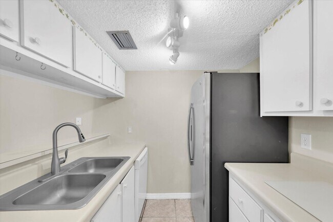 Building Photo - Gated Waterfront Community  1-Bedroom 1.5 ...