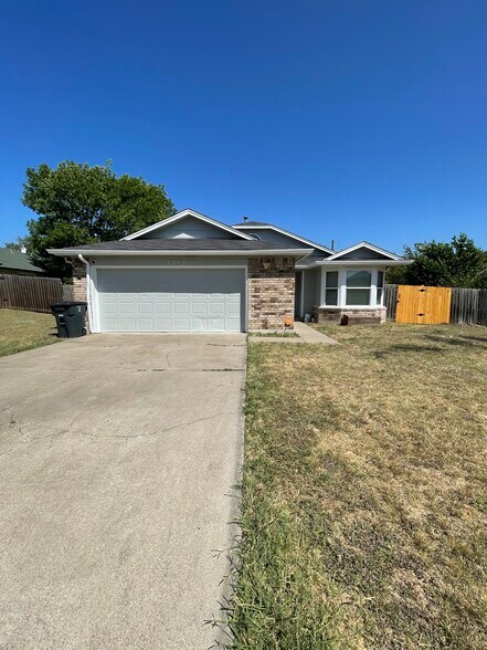 Building Photo - 3213 Honeysuckle Dr