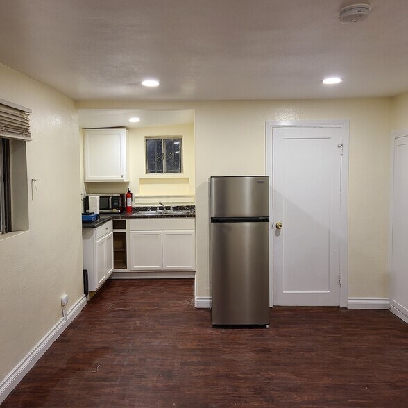 Building Photo - 1447 W 56th St