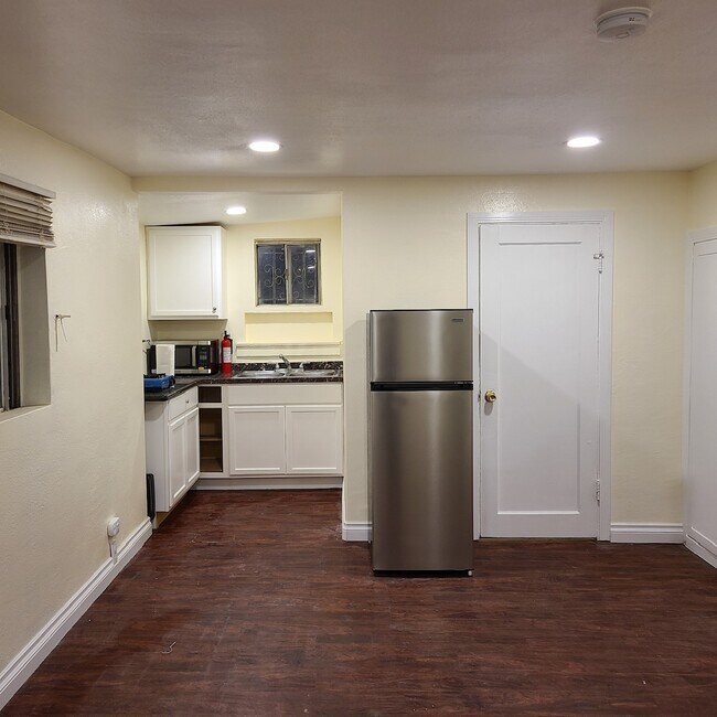 Building Photo - 1447 W 56th St