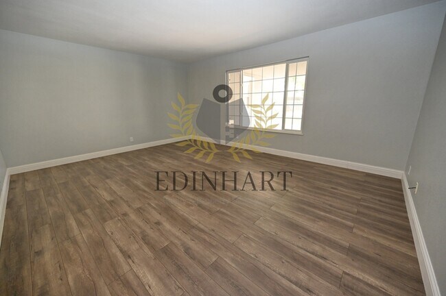 Building Photo - 412 W Sample Ave