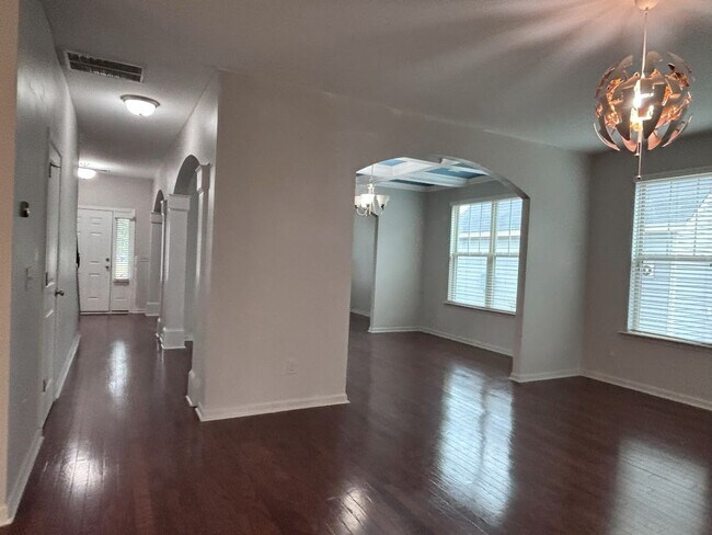 Building Photo - Magnificent Two Story Four Bedroom Home in Northeast Columbia!