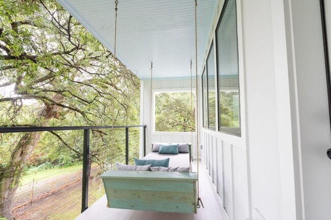 Building Photo - Elevated Lowcountry House!