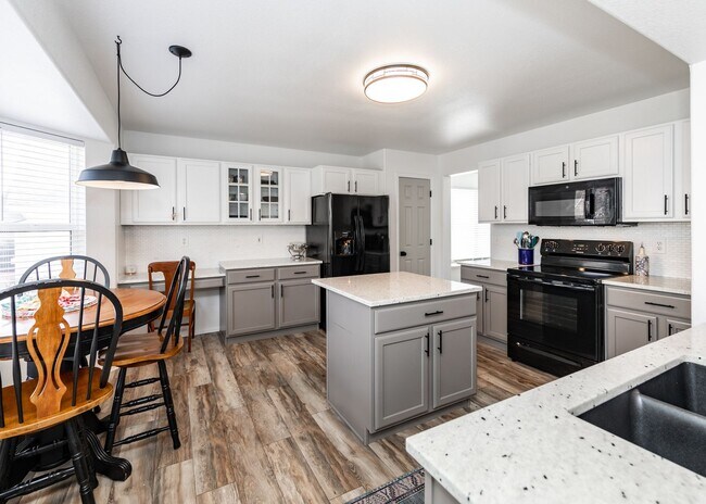 Building Photo - Beautiful 4 Bedroom Home in North Gate D20