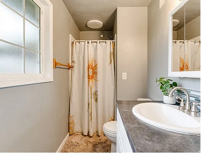 Building Photo - Riverroad Three Bedroom!