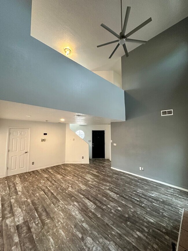 Building Photo - Tons of Character! 3 bed 2.5 bath amazing ...
