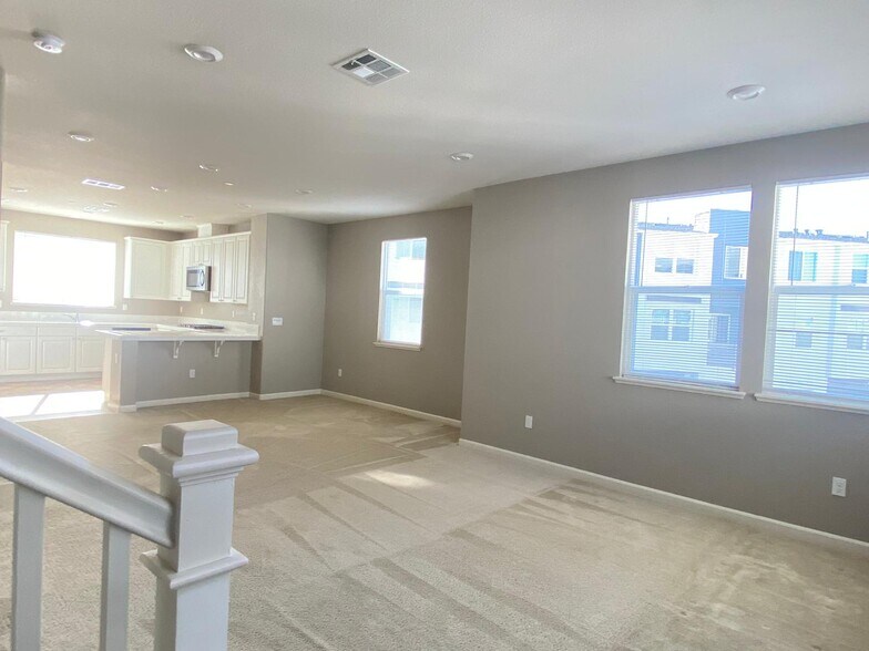 Building Photo - 527 Clover Cir