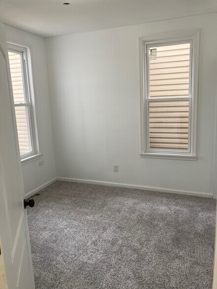 Building Photo - 333 Ann St