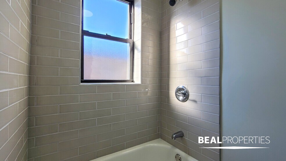 Building Photo - 622 W Cornelia Ave