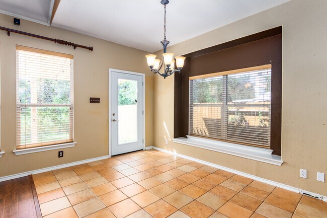 Building Photo - 1122 Persian Garden