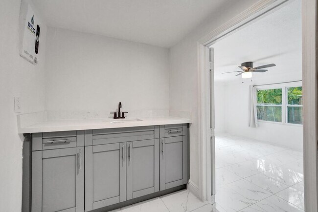 Building Photo - 1836 SW 9th Ave