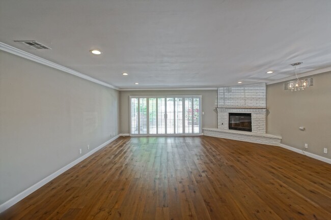 Building Photo - REMODELED, BRIGHT & AIRY, 4BR3BA HOME W/ G...