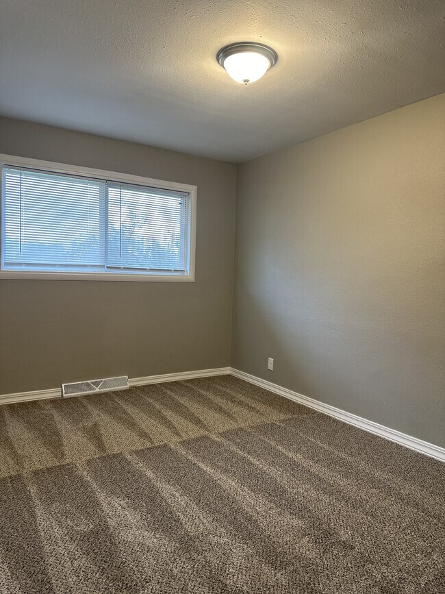 Building Photo - 602 Sara St