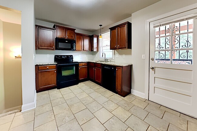 Building Photo - 534 Whispering Hills Dr