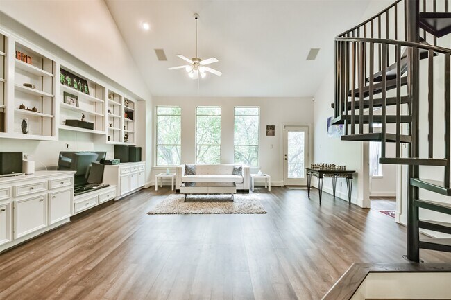 Building Photo - 4736 Post Oak Timber Dr
