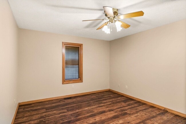 Building Photo - All brick home in Glendale schools!