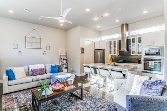 Living Room/Kitchen - 5914 Lindell Ave