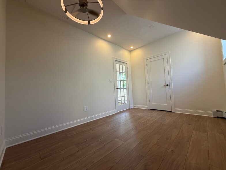 Building Photo - 5016 N Lawndale Ave