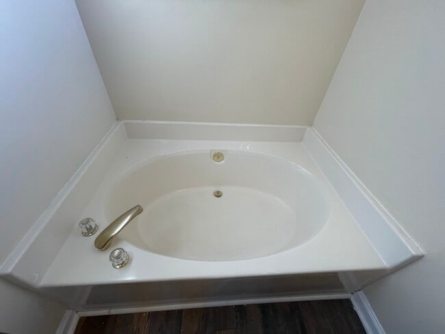 Building Photo - 511 N Water's Edge Dr