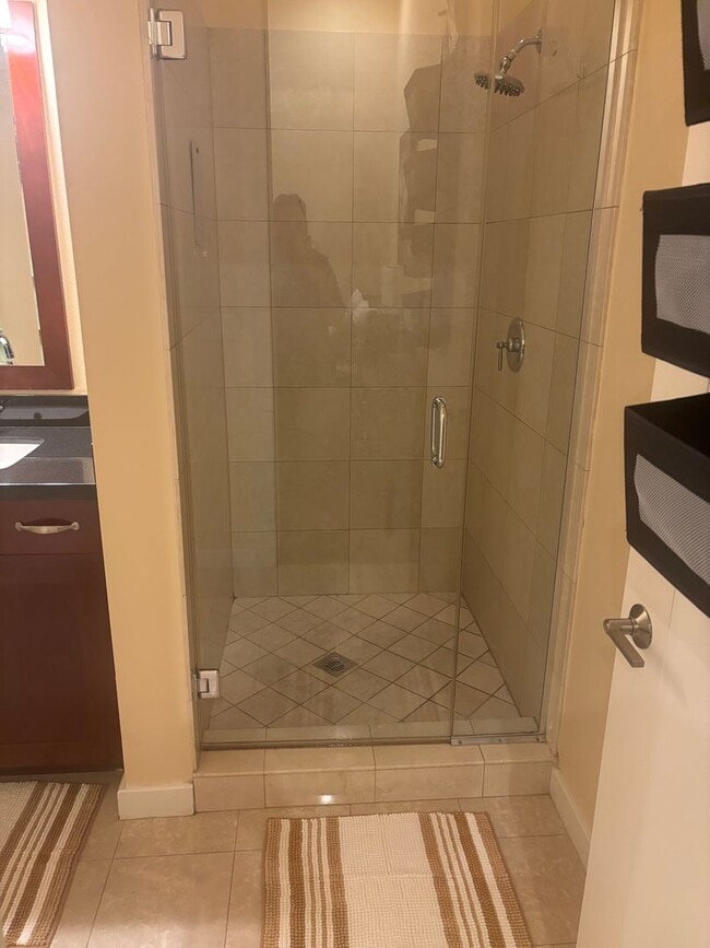 Building Photo - Panorama Towers / Villa Style Condo on two...