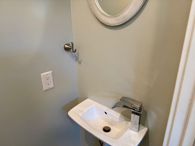 Building Photo - Upgraded Brick Ranch