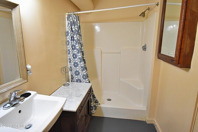 Building Photo - 1119 Queen St