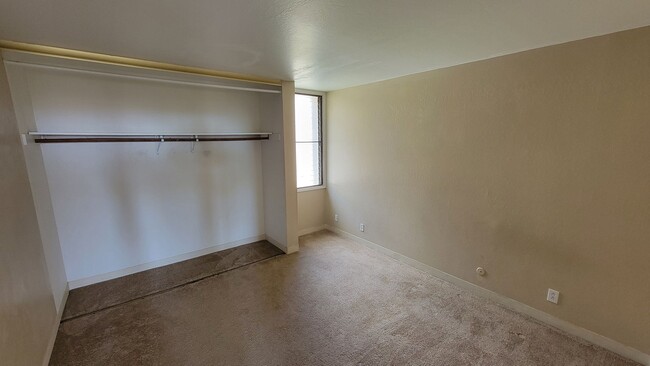 Building Photo - Recently updated 2 Bedroom 1 bath in the  ...