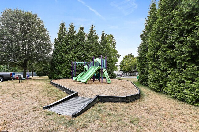 Building Photo - 570 Eisenhower Dr