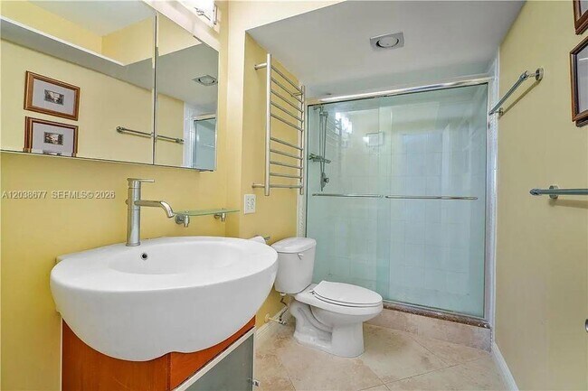 Building Photo - 660 Tennis Club Dr