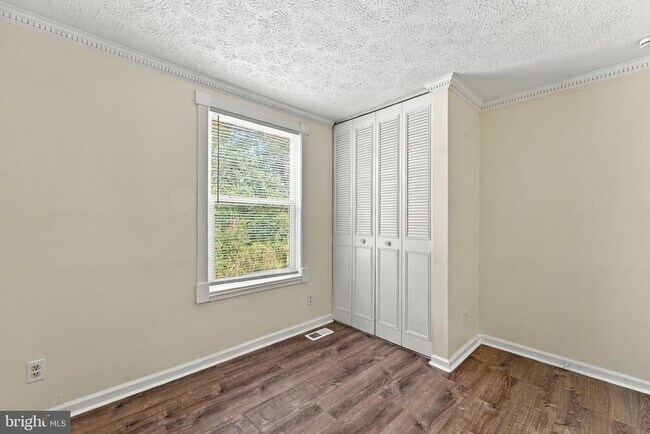 Building Photo - 8 Victoria Manor Ct