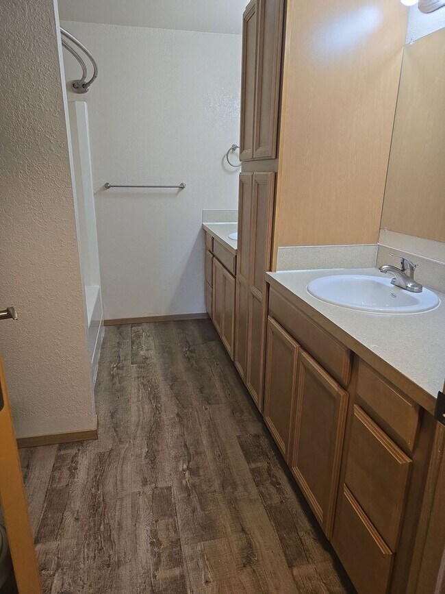 Building Photo - Over 1500 sqft! 3 bedroom 2 full bath suit...