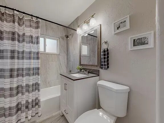 Building Photo - 8817 Candelaria Rd NE