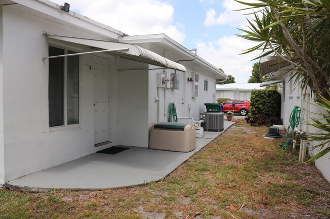 Building Photo - 1020 NW 74th Ave