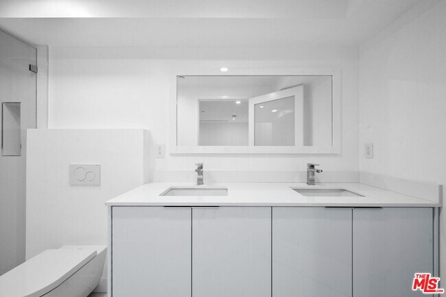 Building Photo - 621 Kings Rd
