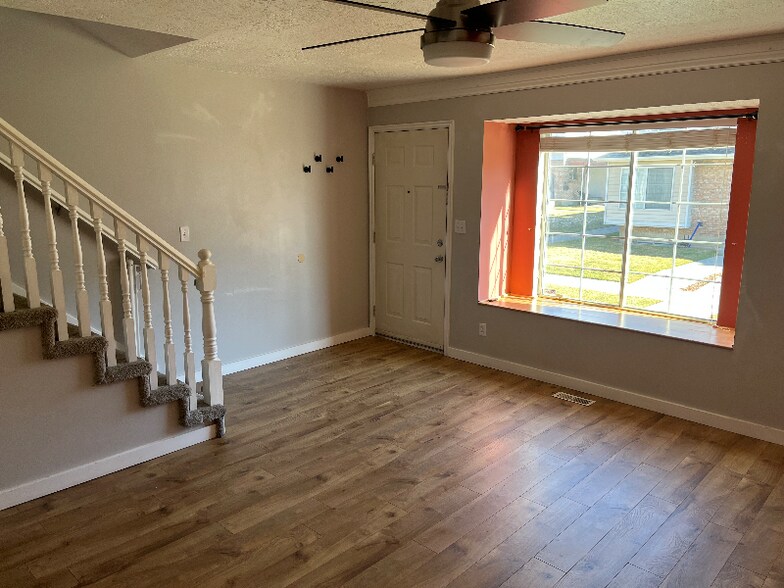 Building Photo - 573 E Main St