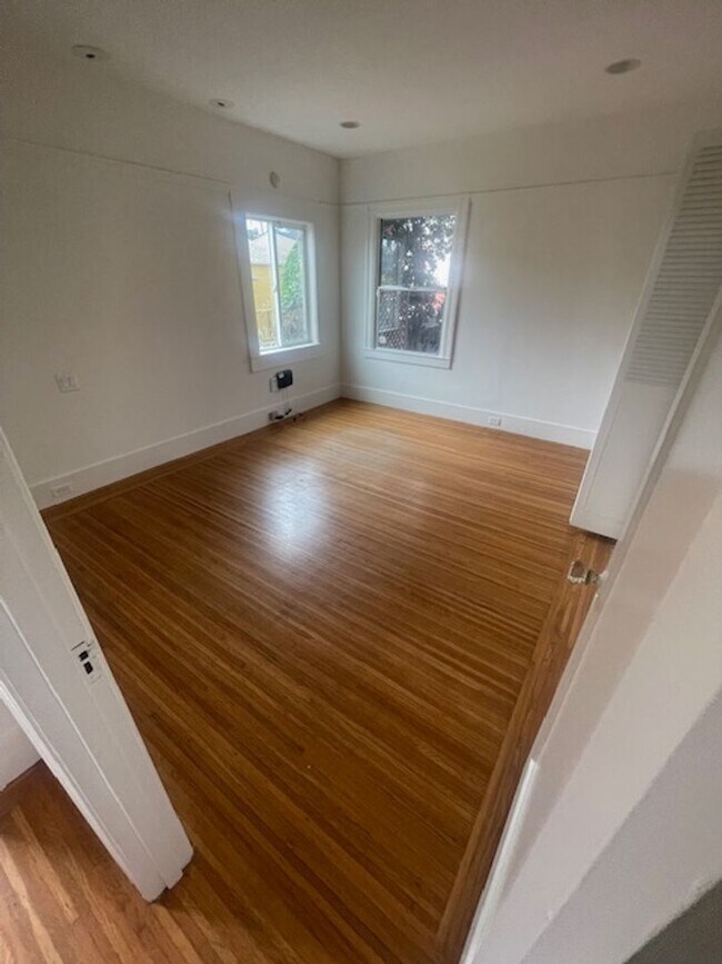 Building Photo - Great House in Oakland! 2 Beds, 1 Bath