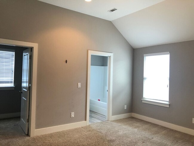 Building Photo - Stunning home in Historic West Town!