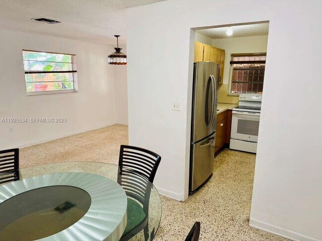 Building Photo - 751 SE 6th Pl