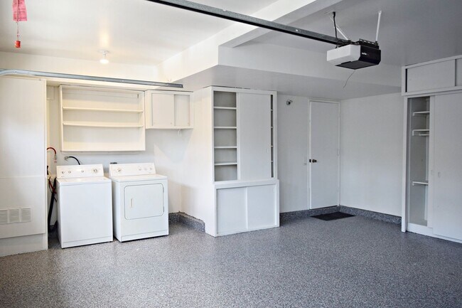 Building Photo - Flexible Lease Terms! Stunning 4BR/2.5BA Two-Story Renovated Townhome in UTC!