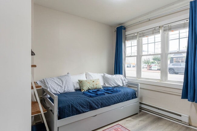 Building Photo - 1601 W Cary St